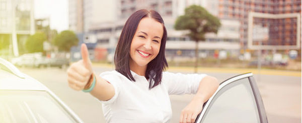 Клиент автоэлектрика доволен результатом диагностики двигателя автомобиля с выездом